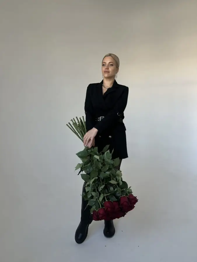 Роза Эксплорер (Эквадор) темное Бордо фото