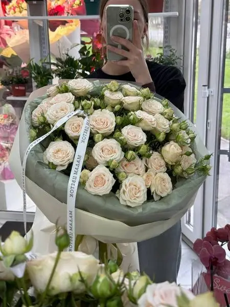 Букет из 7 кустовых пионовидных роз в оформлении фото