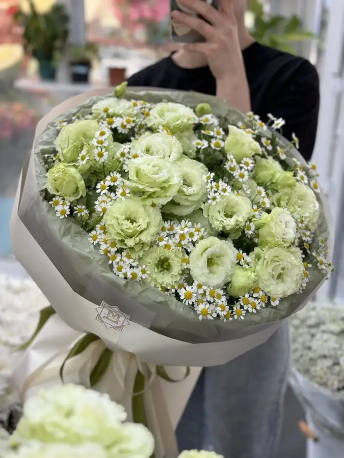 Букет из 7 веток эустомы с матрикарией фото