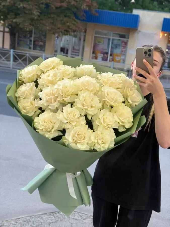 Букет из 21 французской розы сорта Мондиаль фото